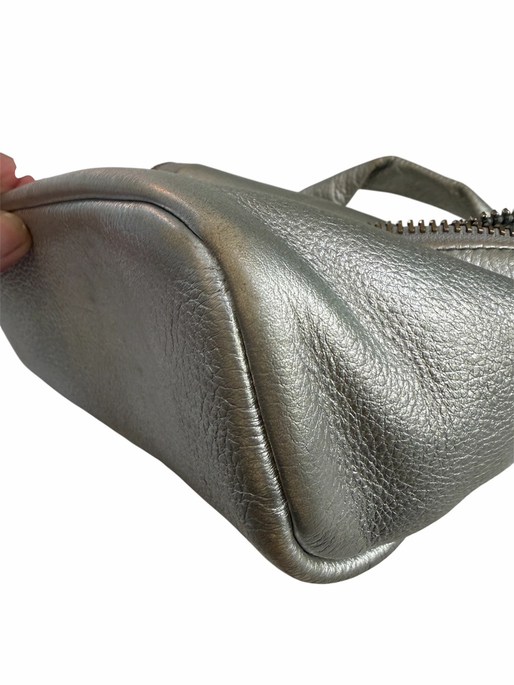 Aimee Kestenberg Crossbody handbag silver metallic slouchy wide top zipper - Picture 9 of 9